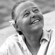 Portrait de la célèbre designer d'intérieur et architecte moderniste Charlotte Perriand souriante