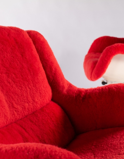 Vibrant red M418 designer armchair in lambskin