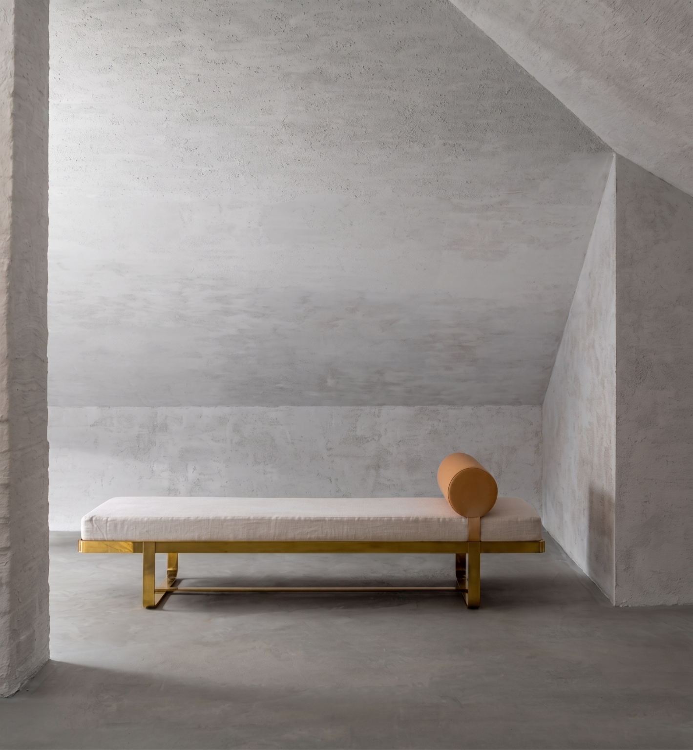 Lit de jour minimaliste en tissu blanc et cuir naturel par Michael Verheyden dans un intérieur épuré