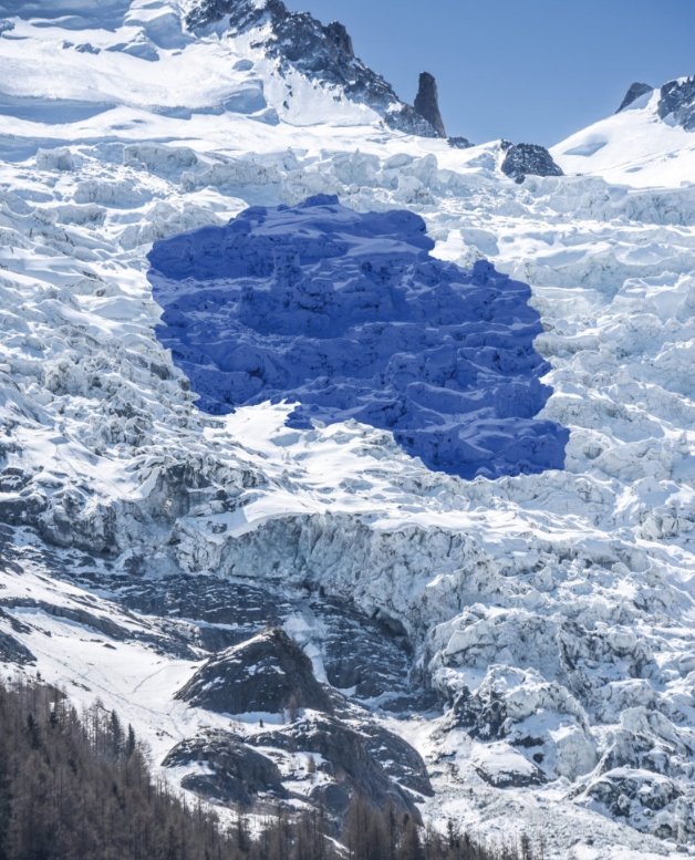 Glacier with shades of blue, a key element of the artistic decor