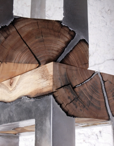 Mobilier design en bois brûlé et aluminium moulé par Hilla Shamia