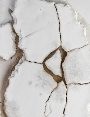 Détail d'une œuvre en céramique blanche texturée et craquelée