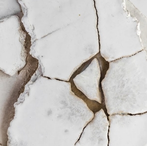Gros plan sur une surface de céramique blanche texturée et craquelée