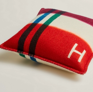 Coussin haut de gamme rouge et crème à motif géométrique et sangle de cuir Hermès