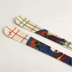 Paire de skis alpins d'exception décorés de motifs géométriques rétro