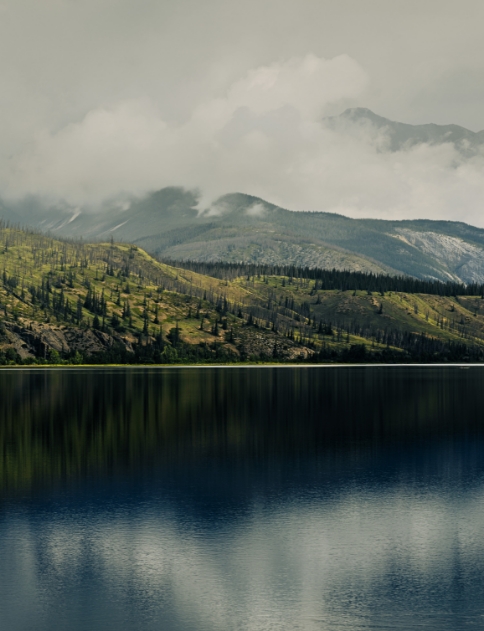 Sommets enneigés et majestueux des montagnes Rocheuses