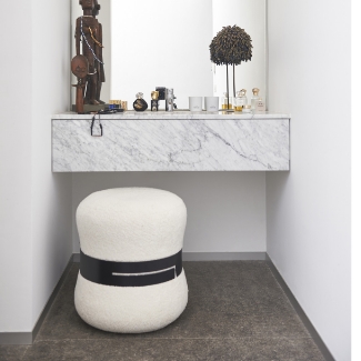 Pouf C14 sous un bureau en marbre