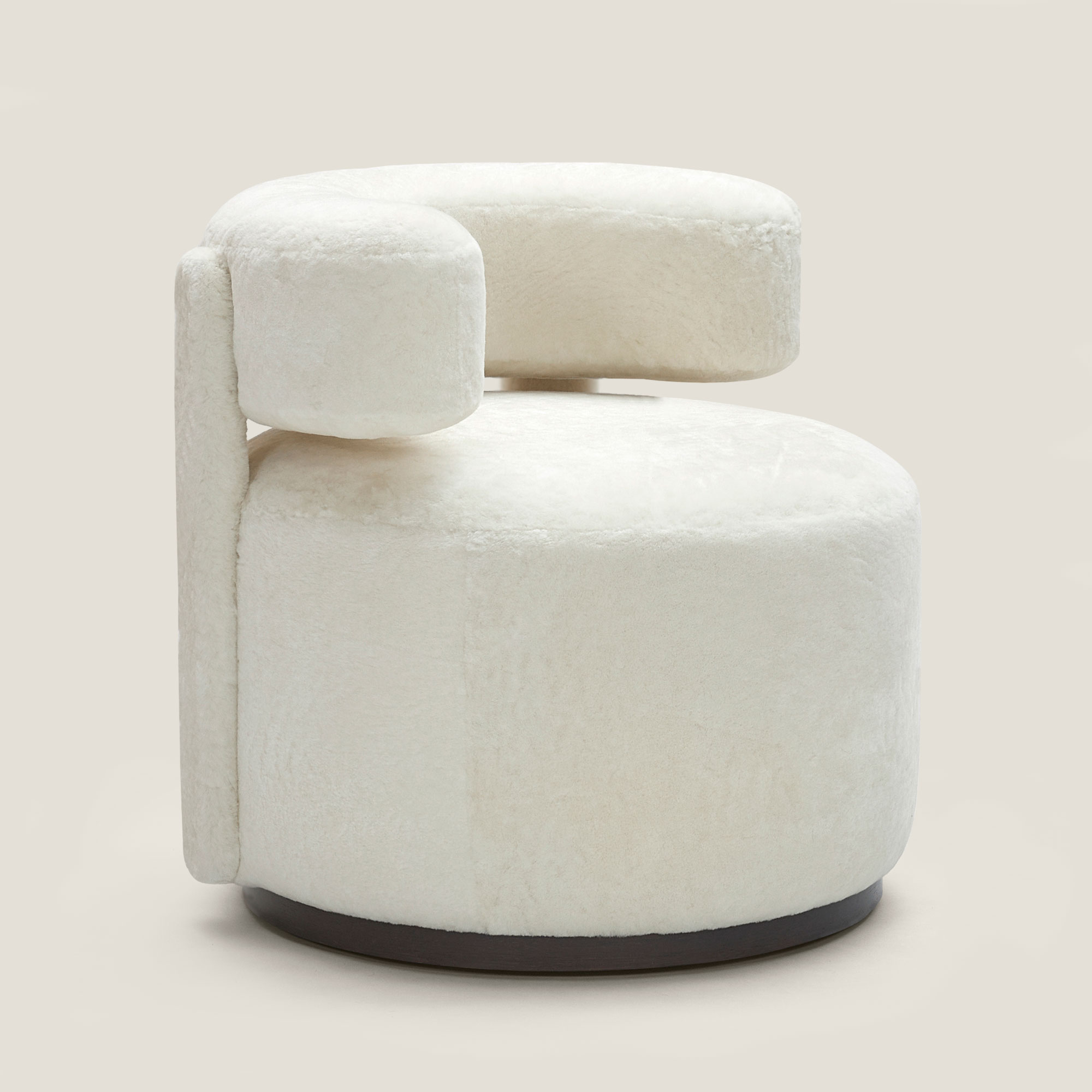 Allegro armchair in white velvet and shearling