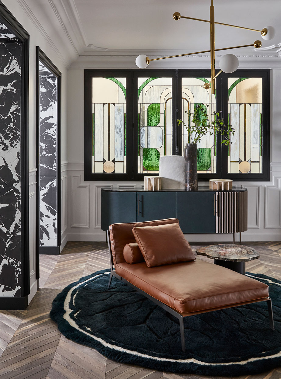 Appartement parisien, tapis sur-mesure en peau lainée