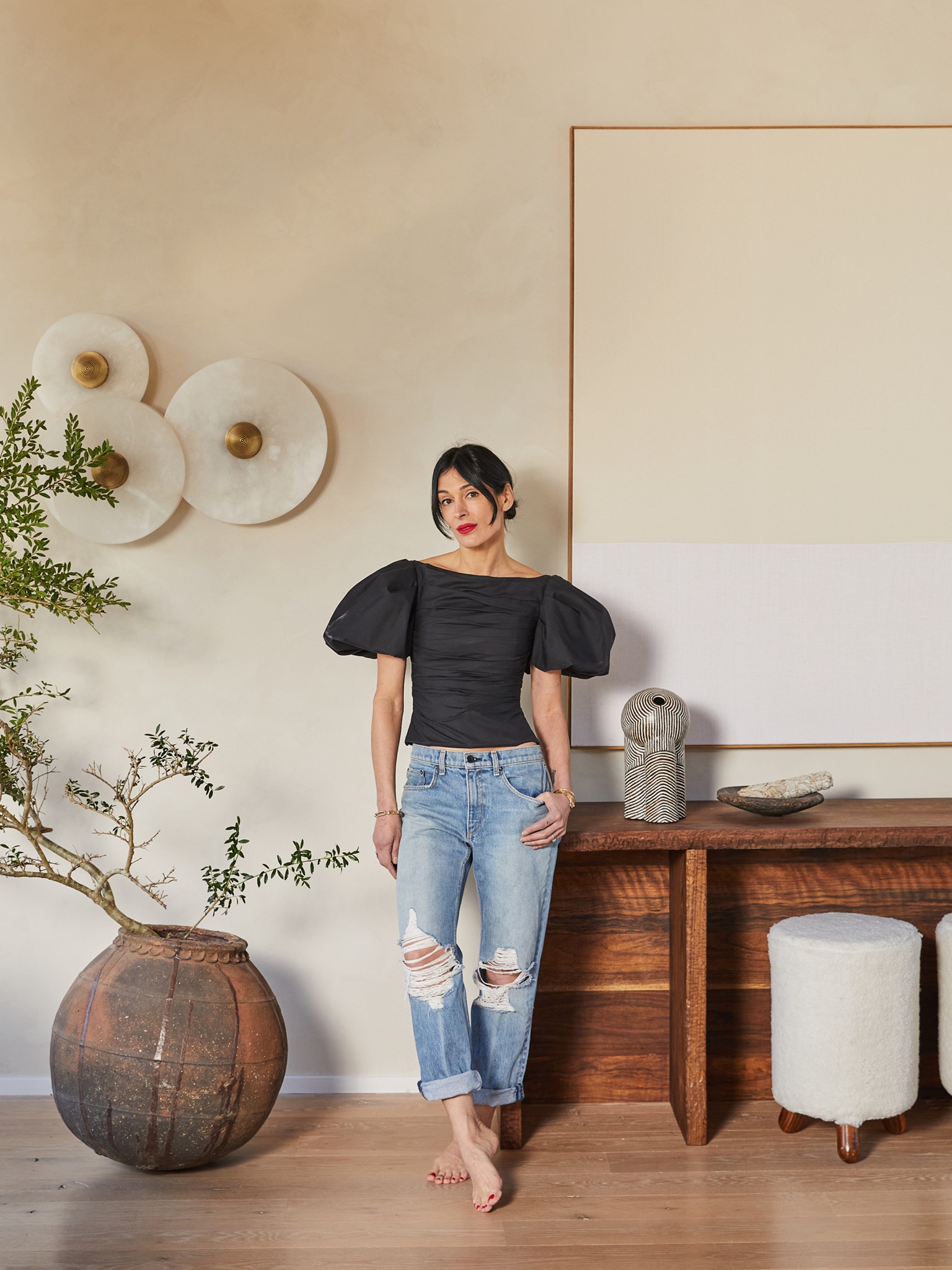 Portrait d'Athena Calderone dans son intérieur minimaliste