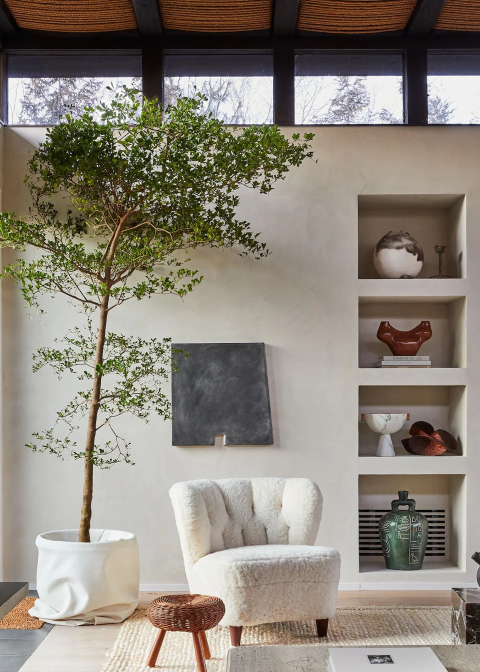 Fauteuil vintage scandinave Norki dans un intérieur minimaliste, illustration de l'Art de Vivre