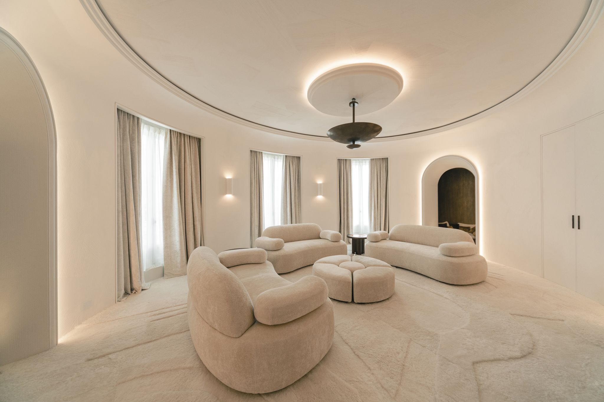 Tapis monumental mur à mur sur-mesure dans l'appartement Haussmannien Tala Fustok