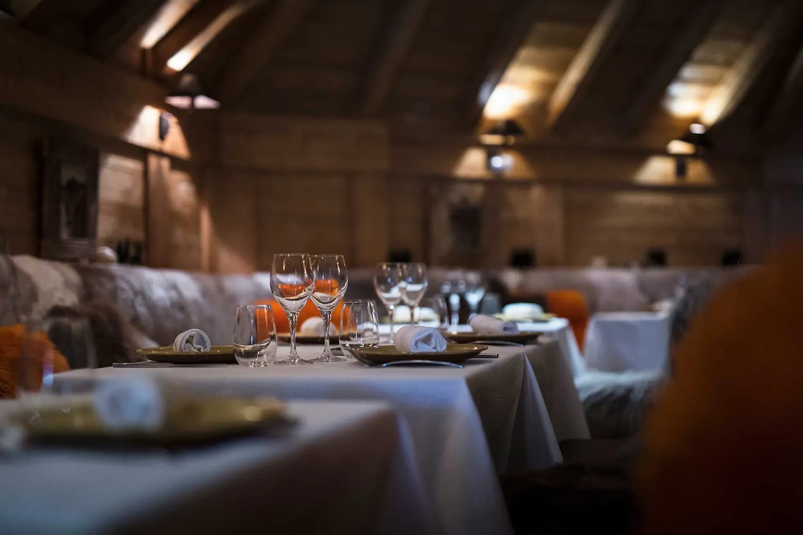 Tapisserie d'ameublement et banquettes sur-mesure du restaurant gastronomique par la Maison Norki