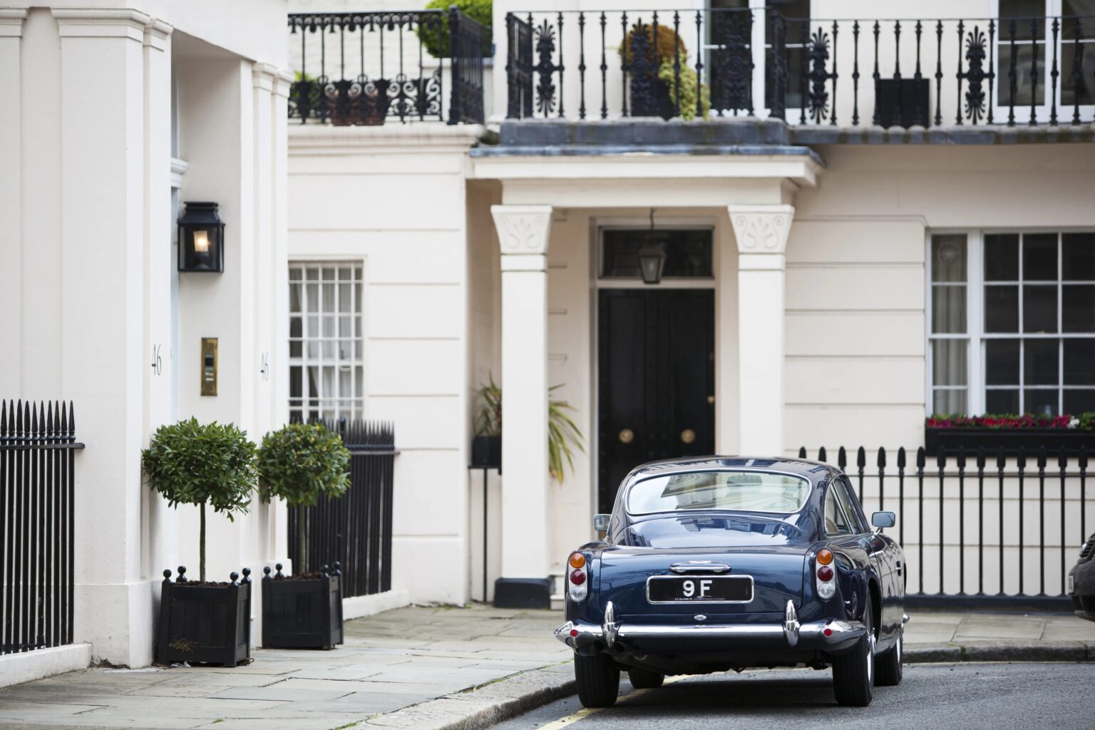 Façades blanches typiques d'une rue résidentielle de Londres, avec une voiture classique